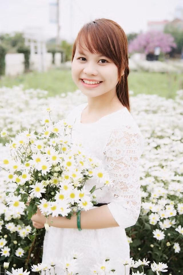 Được biết, hiện tại cô gái một chân Lệ Thu đang làm công việc kế toán cho một công ty mà cô đã từng làm thêm ở đó khi còn là sinh viên. Công việc ổn định mang đến cho Lệ Thu một khoản thu nhập khá giúp cô có cuộc sống cá nhân tốt và hỗ trợ rất nhiều cho gia đình. Dù thiếu một bên chân, thể chất, sức khỏe cũng không hoàn hảo như những người bình thường nhưng Lệ Thu luôn cố gắng độc lập, tự mình hoàn thành mọi công việc, rất ít khi nhờ đến sự giúp đỡ của người khác.