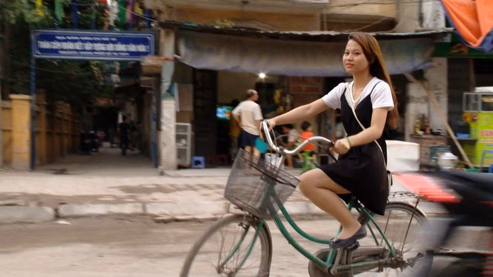 Để làm được những điều này, Lệ Thu cho biết cô đã tự mình tập luyện với sự giúp đỡ của một vài người thân. Hiện tại không những đi xe đạp, xe máy tốt, Lệ Thu còn tự tin có thể đèo được một người phía sau. Sự vui vẻ, tính cách dễ thương, cởi mở và trên hết là nghị lực, sự quyết tâm của Lệ Thu trong mọi công việc đã giúp cô trở thành tấm gương đáng học tập của nhiều bạn trẻ.