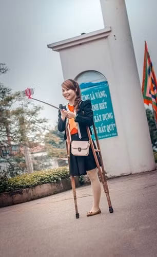 Tháng 3/2016, hình ảnh cô gái một chân, tay chống nạng với nụ cười tươi rạng rỡ trên môi đã truyền cảm hứng đến đông đảo bạn trẻ, cư dân mạng Việt, khiến người người thầm khâm phục nghị lực của cô. Chỉ trong khoảng thời gian ngắn, bức ảnh " thiên thần một chân" đã chạm đến trái tim nhiều người, báo chí, các trang mạng trẻ liên tục có những bài viết khen ngợi về nghị lực, tình yêu, cuộc sống của cô gái trẻ tên Nguyễn Thị Lệ Thu sinh năm 1994, đến từ Bắc Giang.