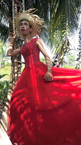 Ngoài những đoạn clip "nhảm" và loạt ảnh tự làm xấu mình, Thánh Sò cũng có một series những tấm hình khoe phong cách thời trang quái chiêu, ăn mặc hệt như một cô gái. Có thể thấy Thánh Sò giống như một phiên bản thứ 2 của "công chúa thủy tề" Tùng Sơn nhưng lại không may mắn khi dân mạng đã quá chán ngán với hình ảnh của Tùng Sơn trước đó nên không còn cảm thấy lạ lùng, hiếu kỳ trước sự xuất hiện của Thánh Sò.