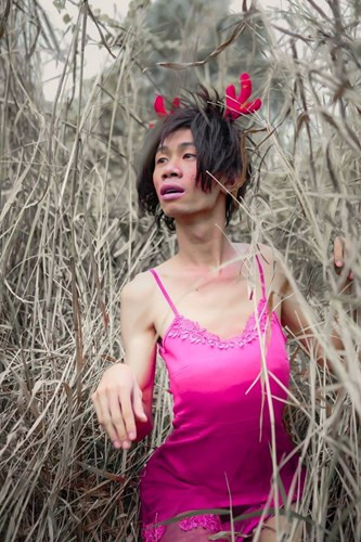 "Tiếp bước" Tùng Sơn đi vào hàng ngũ như nhân vật bị cho là "thảm họa mạng" trong năm 2016 là Thánh Sò. Áp dụng nguyên những chiêu trò mà Tùng Sơn đã sử dụng, Thánh Sò cũng tung lên Facebook rất nhiều bức ảnh giả gái, ăn mặc quái dị và lập fanpage nhằm thu hút người theo dõi. Thậm chí Thánh Sò còn chụp ảnh cùng Tùng Sơn để "song kiếm hợp bích" tạo ra sự tò mò đối với cộng đồng mạng Việt.