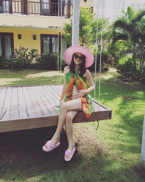 Hiền Giang kết hôn và mang thai ở tuổi 18 nên bị khá nhiều bà mẹ trẻ, dân mạng là nữ giới buông lời chê trách là "ăn cơm trước kẻng", "mang bầu nên mới phải kết hôn"... dù đã cố gắng không quan tâm đến những lời lẽ này nhưng bản thân Hiền Giang cũng không tránh khỏi những cảm giác khó chịu. Và không thể im lặng mãi, mới đây cô gái trẻ vừa có một số lời đáp trả đối với những người luôn cố gắng săm soi, phán xét về cuộc sống, chuyện hôn nhân của cô.