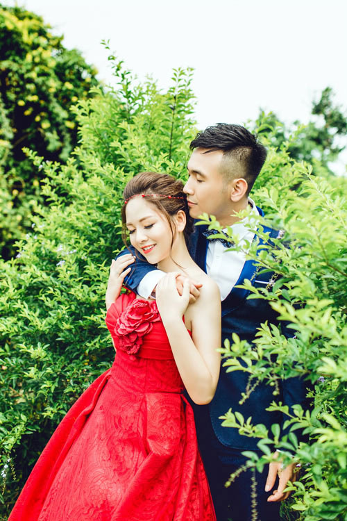 Tuy nhiên, bên cạnh những phản ứng tích của những người xung quanh về câu chuyện kết hôn, lập gia đình... vẫn còn một bộ phận không nhỏ dân mạng có cái nhìn khá khắt khe, buông những lời nói không mấy dễ nghe, quy chụp nhiều ý nghĩ, quan điểm chủ quan lên cuộc sống hiện tại của Hiền Giang. Sau một số bài viết, phỏng vấn trên báo chí, cô gái sinh năm 1998 phải đối mặt với khá nhiều sự phiền phức đến từ cộng đồng mạng, đặc biệt là những dòng bình luận ác ý.