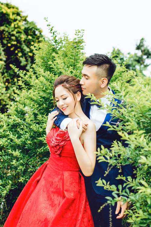 Tuy nhiên, bên cạnh những phản ứng tích của những người xung quanh về câu chuyện kết hôn, lập gia đình... vẫn còn một bộ phận không nhỏ dân mạng có cái nhìn khá khắt khe, buông những lời nói không mấy dễ nghe, quy chụp nhiều ý nghĩ, quan điểm chủ quan lên cuộc sống hiện tại của Hiền Giang. Sau một số bài viết, phỏng vấn trên báo chí, cô gái sinh năm 1998 phải đối mặt với khá nhiều sự phiền phức đến từ cộng đồng mạng, đặc biệt là những dòng bình luận ác ý.