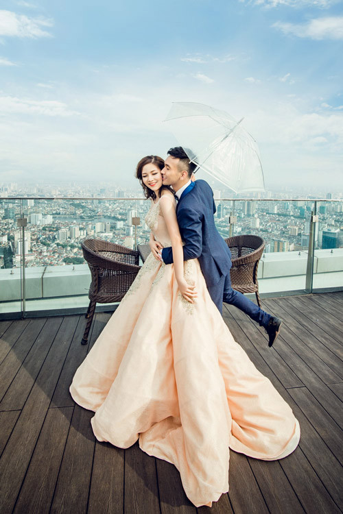 Làm dâu và sắp làm mẹ ở tuổi 18, nên điều mà Hiền Giang lo lắng nhất hiện tại là chưa đủ kinh nghiệm để nuôi dưỡng, chăm sóc cho cô con gái đầu lòng một cách tốt nhất. Tuy nhiên với mong muốn được phát huy tối đa thiên chức của một người phụ nữ, mong muốn những điều tốt đẹp nhất cho con cũng như xây dựng một gia đình ấm áp, hạnh phúc... Hiền Giang tiết lộ cô đang cố gắng học hỏi, chuẩn bị thật kỹ lưỡng cho khoảng thời gian sắp tới.