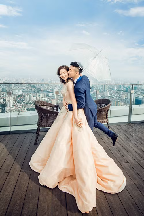 Làm dâu và sắp làm mẹ ở tuổi 18, nên điều mà Hiền Giang lo lắng nhất hiện tại là chưa đủ kinh nghiệm để nuôi dưỡng, chăm sóc cho cô con gái đầu lòng một cách tốt nhất. Tuy nhiên với mong muốn được phát huy tối đa thiên chức của một người phụ nữ, mong muốn những điều tốt đẹp nhất cho con cũng như xây dựng một gia đình ấm áp, hạnh phúc... Hiền Giang tiết lộ cô đang cố gắng học hỏi, chuẩn bị thật kỹ lưỡng cho khoảng thời gian sắp tới.