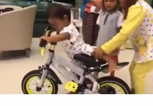 Và thật sự nhẹ lòng, bớt lo lắng khi trong ngày 9/10, dân mạng Việt, những người quan tâm đến vụ bạo hành trẻ em vừa qua đã được xem một đoạn clip trong đó có những hình ảnh mới nhất về bé Sao. Trong đoạn clip này, bé Sor Sao có mặt ở bệnh viện Hoàng gia Campuchia cùng mẹ và một vài em nhỏ khác. Điều đáng chú ý là bé Sao dường như đã bình phục khá nhiều, tươi tỉnh hơn và liên tục nô đùa bên chiếc xe đạp mới. Ảnh cắt từ clip.