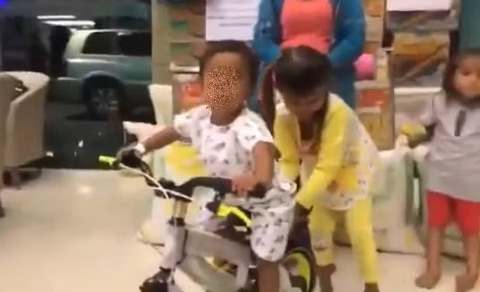 Theo thông tin từ Cambodia Daily, trong ngày 8/12, một nhóm từ thiện đã mang quà của gia đình Thủ tướng Hunsen tặng mẹ bé Sor Sao. Ngoài ra, bà Bun Rany - phu nhân Thủ tướng Hunsen, cho biết sẽ hỗ trợ hàng tháng cho gia đình Sor Sao 50.000 riel (khoảng 2,5 triệu VND) và 2 bao gạo/tháng cho đến hết năm 2017. Ảnh cắt từ clip.