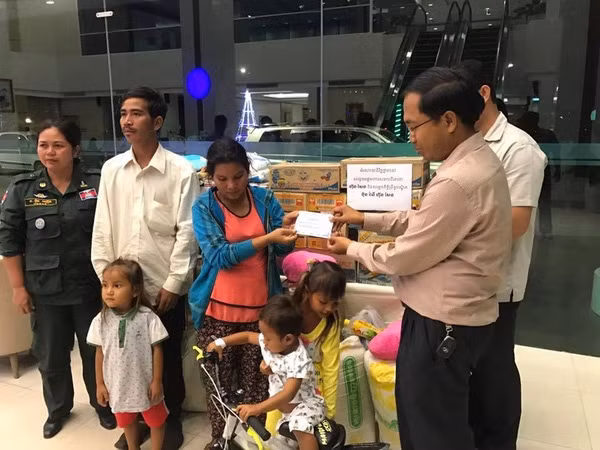 Thông tin này càng khiến mọi người yên tâm hơn bởi trước đó, gia đình bé Sor Sao có hoàn cảnh khá khó khăn, mẹ bé phải đi làm thuê trong một đồn điền và chịu cảnh ăn, mặc đều thiếu thốn. Sự quan tâm của chính quyền Campuchia và cả Việt Nam chắc chắn sẽ giúp bản thân bé Sor Sao và gia đình cảm thấy được bù đắp sau khi trải qua nỗi đau, sự ám ảnh từ vụ bạo hành vừa qua. Ảnh: Cambodia Daily.