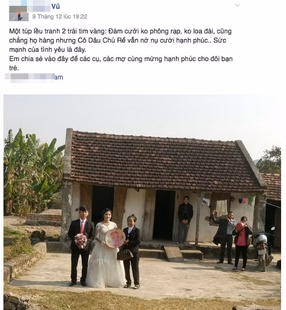 Theo mô tả của người chia sẻ loạt ảnh này, đám cưới được diễn ở một vùng quê thuộc tỉnh Ninh Bình. Những bức ảnh được chụp trong thời điểm cô dâu vừa được đón về nhà chồng - là một căn nhà mái ngói nhỏ xíu, cũ kỹ rất chật chội. Và dù là đám cưới nhưng nhà trai không hề dựng phông bạt, cũng không có loa đài, khách mời đến chung vui...