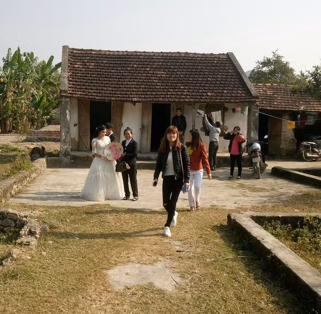 Anh Nam còn cho biết nhà trai trong đám cưới này hoàn toàn không "nghèo rớt mùng tơi" như thông tin dân mạng lan truyền. Nhà trai được tiết lộ là ở mức độ trung bình, cũng có chút của cải, họ thuê xe con rước dâu và tại tư gia cũng tổ chức đám cưới khá linh đình. Ngoài như thông tin mà anh Nam tiết lộ, dân mạng còn biết được một số câu chuyện khác như gia đình cô dâu khá nghèo và neo người, nhưng chú rể dù có nhiều "lựa chọn" khác nhưng vì tình yêu chân thành anh vẫn quyết định kết hôn.