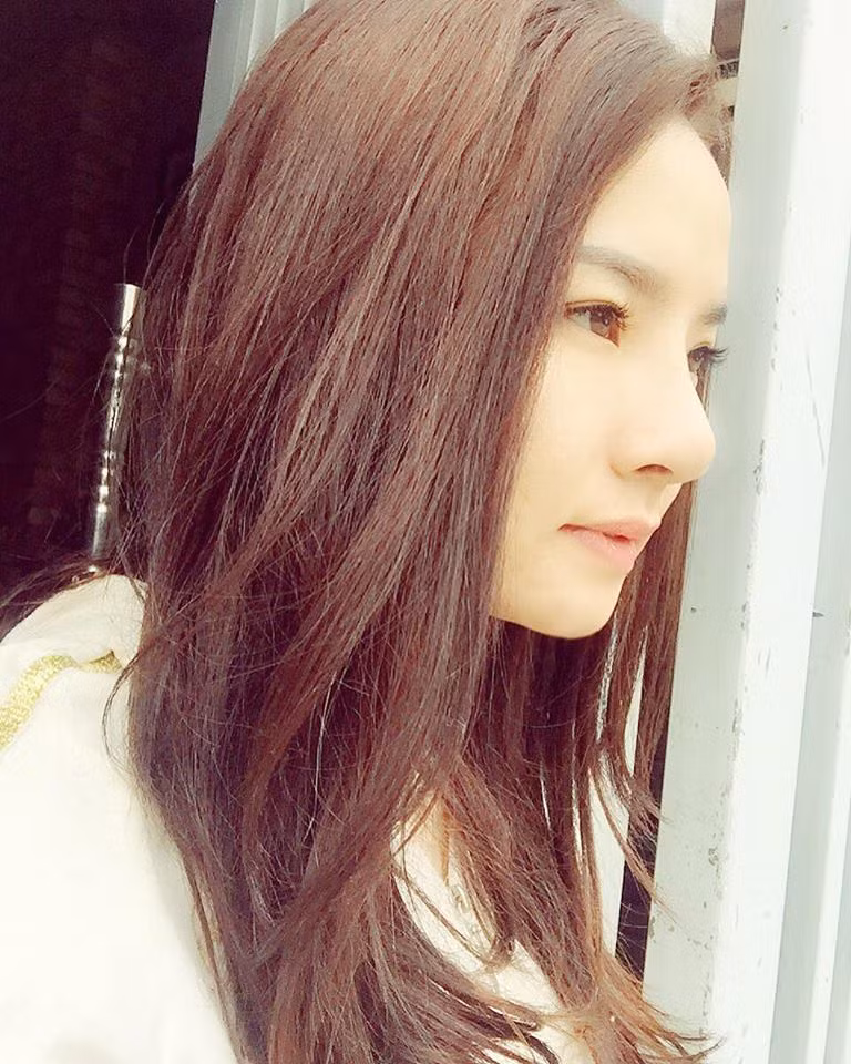 Ngoài những tin nhắn đến từ rất nhiều người lạ, chị Tr. còn phát hiện số lượng người theo dõi Facebook của chị tăng một cách bất thường. Sau đó qua một vài thao tác tìm kiếm, kiểm tra, chị Tr. xác định mình đã bị dân mạng nhầm lẫn với một cô gái trẻ cũng có nickname Tr. Bống, giật chồng người khác và bị đánh ghen, quay lại clip và phát tán lên mạng. Trước tình thế có hàng trăm tin nhắn đổ về phía mình, chưa tìm ra cách xử lý, chị Nguyễn Huyền Tr. cho biết đã khá hoang mang, lo lắng và cảm thấy rất áp lực.