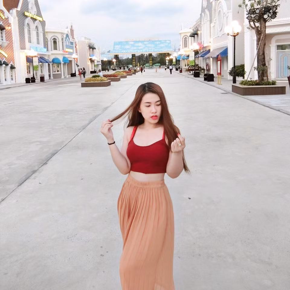 Sau những thông tin hình ảnh của mình xuất hiện trên mạng Trung Quốc, cộng thêm việc Trần Mi có một số clip ca hát khá thu hút, dân mạng Việt càng chú ý đến cô nhiều hơn. Trần Mi tiết lộ: "Mình thích thì mình hát thôi. Mình cũng không có ý định tấn công vào showbiz. Mình không phải là học viên nhạc viện hay sinh viên Đại học Sân khấu Điện ảnh hay Đại học Văn hóa Nghệ thuật Quân đội như nhiều thông tin lan truyền trên mạng. Hiện đã có rất nhiều tin nhắn chờ trên trang cá nhân của mình và gây phiền phức không ít".