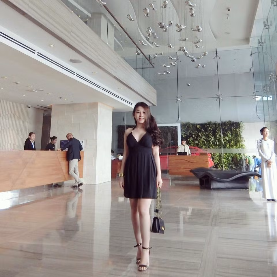 Theo tìm hiểu, cô gái 9X Việt Nam đang gây sốt trên mạng Trung Quốc có tên Trần Mi, hiện đang sinh sống và làm việc tại TP HCM. Trần Mi không phải là hot girl, cũng không có bất cứ hoạt động nào trong ngành giải trí Việt Nam, tuy nhiên nhờ sức hút từ ngoại hình gợi cảm, Trần Mi cũng có được hơn 70 nghìn người theo dõi trên Facebook.