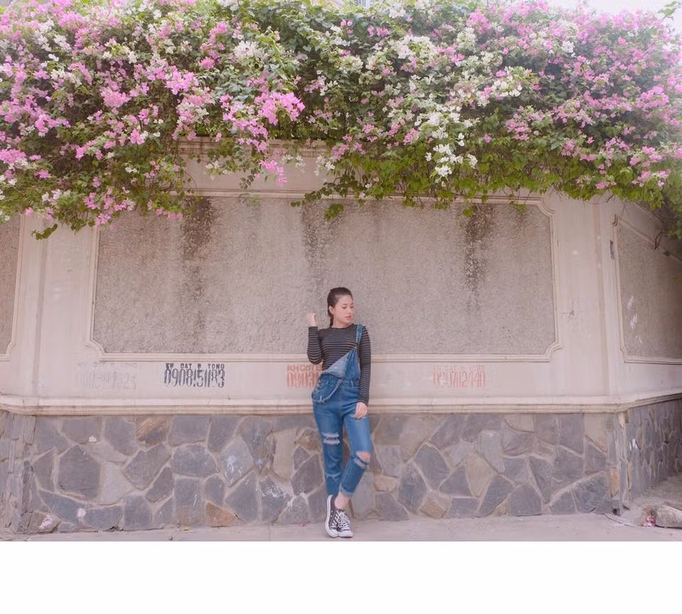 Được biết từ khi bất ngờ được quan tâm, chú ý hơn, lại có lợi thế về ngoại hình gợi cảm nên Trần Mi thường xuyên nhận được khá nhiều tin nhắn tán tỉnh. Nói về điều này, cô gái Sài thành khẳng định: "Mình đã có người yêu rồi. Người yêu mình rất thương mình và thực sự mình chỉ muốn an phận thôi. Xin cám ơn tất cả mọi người đã quan tâm". Ngoài ra, Trần Mi còn coi việc được mạng Trung Quốc nhắc tới vừa qua là một sự tình cờ thú vị, một kỷ niệm đáng để lưu giữ của tuổi trẻ sôi nổi. Ảnh trong bài: Facebook nhân vật.