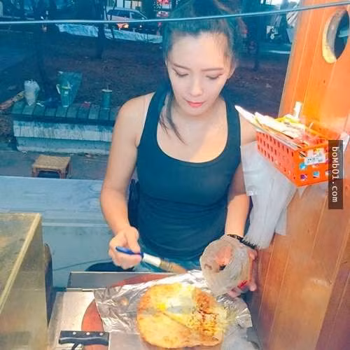 Những ngày gần đây, một quán bánh kếp Burrito nằm ở vệ đường cạnh Bảo tàng mỹ thuật Đài Trung (Đài Loan, Trung Quốc) bỗng "nổi như cồn" trên các trang mạng xã hội nhờ có bà chủ xinh đẹp như ngọc nữ màn ảnh Lâm Hy Lôi. Tuy nhiên, câu chuyện đằng sau đó mới thực sự khiến nhiều người bất ngờ. Theo Apple Daily, “bà chủ” của quán bánh đang gây sốt kể trên là một cô gái còn khá trẻ có tên Tiểu Huân, cô cũng đồng thời là nhân viên phục vụ duy nhất đang làm việc tại đây. Thoạt nhìn, cửa hàng của Tiểu Huân cũng không khác là bao so với những quán ăn nhanh lưu động khác trong thành phố.