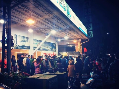 Khi được hỏi tại sao lại chọn cho mình công việc bị coi là nặng nhọc với ngay cả người lành lặn như vậy, Tiểu Huân chia sẻ “Tôi cũng đã từng đi xin việc nhiều nơi nhưng không phải công ty nào cũng sẵn sàng chấp nhận một người tàn tật như tôi vào làm”. Sau một thời gian dài suy tính, cô gái trẻ đã quyết định lập nghiệp bằng nghề bán bánh kếp được nhà ngoại truyền lại cùng chiếc xe bán tải mua bằng tiền dành dụm trong 2 năm.