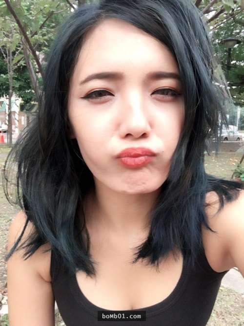 Cô nàng còn khá thành thạo trong việc sửa chữa những thiết bị điện hay đồ đạc trong cửa hàng. Tiểu Huân tự nhận “Tôi đàn ông lắm”. Xót xa nghịch cảnh của Tiểu Huân phải một mình quán xuyến toàn bộ công việc làm ăn, nhiều khách hàng quen và cả những người kinh doanh gần đó thường xuyên ghé qua giúp đỡ cô dọn dẹp hàng quán hay bưng bê các vật nặng.