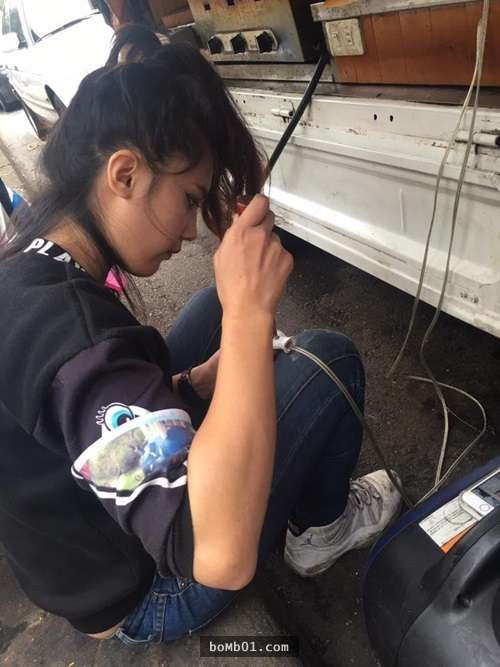 Dù phải chờ khá lâu mới đến lượt nhưng đa phần thực khách đến với quán của Tiểu Huân đều tỏ ra hài lòng về chất lượng dịch vụ và đặc biệt là hương vị tuyệt hảo của những chiếc bánh kếp nóng hổi do chính tay bà chủ xinh đẹp làm ra. Nhìn cô gái trẻ tàn tật quần quật làm không ngơi tay, người ta lại càng thêm cảm phục nghị lực, ý chí và tinh thần lạc quan của Tiểu Huân.