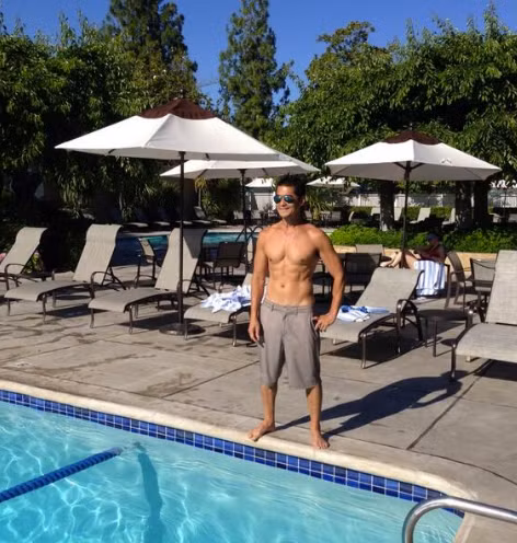 Người con trai nổi bật nhất của tỷ phú Hoàng Kiều - Tommy Hoàng còn khiến nhiều chị em "chết ngất" với vẻ ngoài rất điển trai, phong độ của mình. Đây cũng là một thành quả có được nhờ sự chăm chỉ tập luyện thể thao, rèn luyện thân thể của anh.