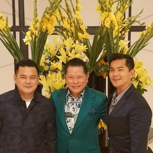  Tỷ phú Hoàng Kiều (giữa), 72 tuổi là nhân vật đang rất nổi tiếng, được nhiều người Việt Nam nhắc tới cùng với những thông tin liên quan đến mối quan hệ cùng với Ngọc Trinh. Được cho là "bạn trai mới" của "nữ hoàng nội y", ông Hoàng Kiều dần được nhiều người phát hiện là tỷ phú người Việt giàu nhất trên thế giới, sở hữu khối tài sản khổng lồ. Ngoài sự giàu có, nổi tiếng, ông Hoàng Kiều còn được biết đến là có 5 người con đều rất thành đạt, giỏi giang trong nhiều lĩnh vực.