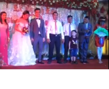 Trong những hình ảnh cắt ra từ clip quay lại trong đám cưới của L. và Th., cũng có thể thấy tại đây chỉ có sự hiện diện của gia đình nhà gái mà thôi. Nhiều trang tin giới trẻ, các tờ báo dành cho thanh niên tiến hành liên lạc với Huỳnh Minh Th. - cô dâu trong đám cưới này để xác minh những điều mà ông Trần Văn D. - bố của L. tiết lộ trước đó. Và trả lời báo Đất Việt, Huỳnh Minh Th. xác nhận cô và L. đã chủ động tự tổ chức đám cưới và không mời gia đình nhà trai.