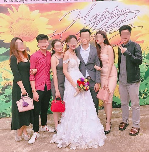 Với quan điểm sợ bị nhà trai "phá", làm ảnh hưởng đến đám cưới, trong thiệp mời dự lễ thành hôn mà Minh Th. và Đặng L. gửi đi, phần thông tin, tên đại diện nhà trai hoàn toàn bị bỏ trống. Điều này đã tạo ra một làn sóng bức xúc, phẫn nộ trong cộng đồng mạng, dư luận Việt Nam. Rất nhiều bạn trẻ cho rằng hành động của L. và Th. như vậy là quá "phũ phàng", thậm chí có người còn chỉ trích đôi bạn trẻ, đặc biệt là L. đã quá bất hiếu với bố mẹ.