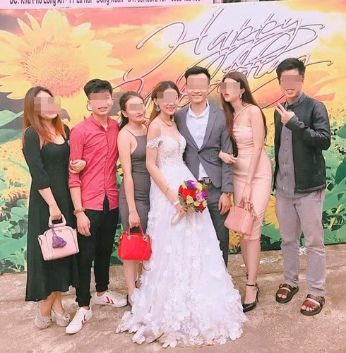 Với quan điểm sợ bị nhà trai "phá", làm ảnh hưởng đến đám cưới, trong thiệp mời dự lễ thành hôn mà Minh Th. và Đặng L. gửi đi, phần thông tin, tên đại diện nhà trai hoàn toàn bị bỏ trống. Điều này đã tạo ra một làn sóng bức xúc, phẫn nộ trong cộng đồng mạng, dư luận Việt Nam. Rất nhiều bạn trẻ cho rằng hành động của L. và Th. như vậy là quá "phũ phàng", thậm chí có người còn chỉ trích đôi bạn trẻ, đặc biệt là L. đã quá bất hiếu với bố mẹ.