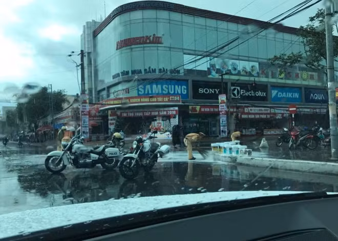 Trước đó vài ngày, hình ảnh đẹp về các chiến sĩ CSGT ở Cần Thơ khom lưng đứng giữa đường mưa ướt để quét từng mảng sơn trắng đổ ra đường sau một va chạm nhỏ cũng đã khiến dân mạng vô cùng cảm động, thầm cám ơn. Ảnh: TTV.