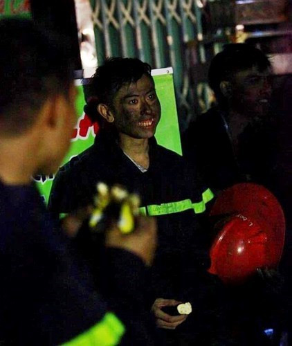 Khó khăn, cực nhọc, phải đối mặt với nguy hiểm thường trực nhưng sau khi hoàn thành nhiệm vụ, những người lính cứu hỏa vẫn vui vẻ, tươi cười. Bức ảnh với khuôn mặt còn đầy vết tro bụi nhưng người lính cứu hỏa vui vẻ ăn bánh mì và nở nụ cười tươi sau khi hoàn thành nhiệm vụ đã để lại ấn tượng tốt đẹp và trở thành một trong những tấm hình về người lính cứu hỏa đẹp, ấn tượng nhất năm 2016.