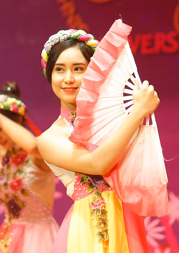 Trong vòng thi tài năng và phần biểu diễn tài năng trong đêm chung kết vừa qua, Đặng Thị Thu Hồng cũng đã chinh phục các khán giả bằng năng khiếu vũ đạo của mình qua những tiết mục múa rất đặc sắc. Lọt vào Top 5 thí sinh xuất sắc nhất cùng với 4 nữ sinh rất xuất sắc khác, dù cơ hội chiến thắng là tương đương nhau nhưng Thu Hồng đã thực sự tỏa sáng trong vòng thi ứng xử, qua đó giành chiến thắng cuối cùng... chiến thắng mà nhiều khán giả trẻ bình luận là mang tính chất "lật ngược thế cờ".