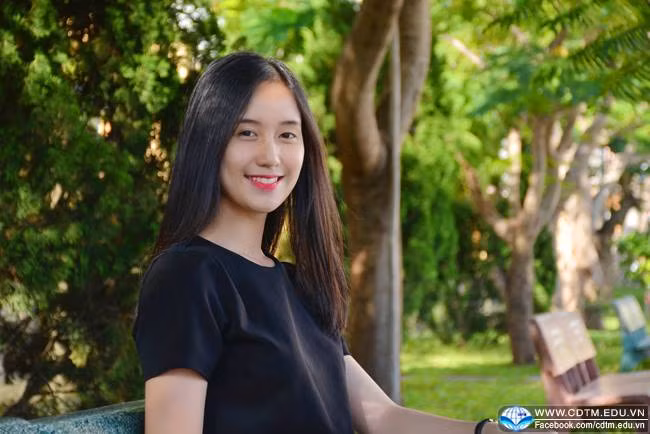 Không chỉ được đánh giá cao về sự thông minh và hiểu biết, Thu Hồng còn được khen ngợi là người có vẻ đẹp rất mộc mạc, tươi trẻ nhưng vẫn đậm chất Việt Nam. Thường ngày hay cả khi tham gia những vòng sơ loại của cuộc thi vừa qua cô bạn sinh năm 1997 cũng không ngại để mặt mộc, phô diễn nhan sắc của mình cũng như sự tự tin của bản thân trong mọi hoàn cảnh. Ảnh trong bài: BTC/Fanpage trường Cao đẳng Thương mại Đà Nẵng.