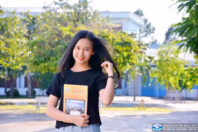 Theo cảm nhận của một khán giả trực tiếp theo dõi phần trả lời ứng xử của Thu Hồng thì: "Mặc dù hơi run chút xíu nhưng bạn ấy trả lời thông minh nhất trong 5 người. Bạn ấy nói rằng em ấy không muốn xem xét quá nhiều về quá khứ mà hãy đánh giá hiện tại và tương lai để sống. Câu trả lời này mình cho là còn thuộc đẳng cấp cuộc thi Hoa hậu Việt Nam. Câu trả lời đã rất đúng chất phản biện chứ không phải là câu hỏi trả lời đúng hay sai".