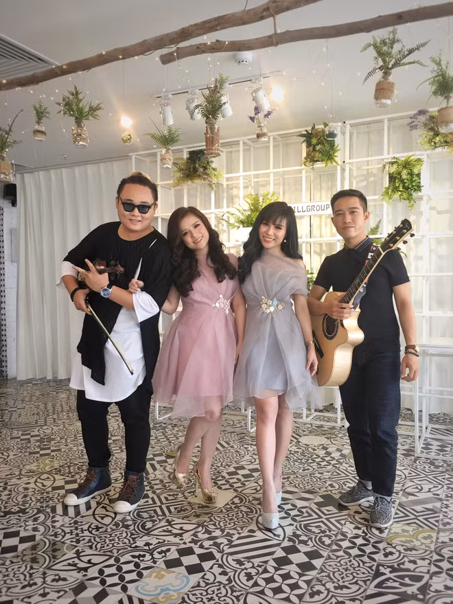 Không chỉ yêu thích giọng hát mà dân mạng còn rất để ý, thường trầm trồ về vẻ bề ngoài xinh đẹp, tú lệ của cặp đôi Song Thương. Gọi là "Song Thương" hai cô gái đều sở hữu tên thật là Thương. Người bên trái trong bức ảnh này là Võ Thương, đứng bên cạnh là Kiều Thương Thương... hai người còn có một điểm chung nữa là đều là sinh viên Đại học Văn hóa Nghệ thuật Quân đội, Hà Nội.