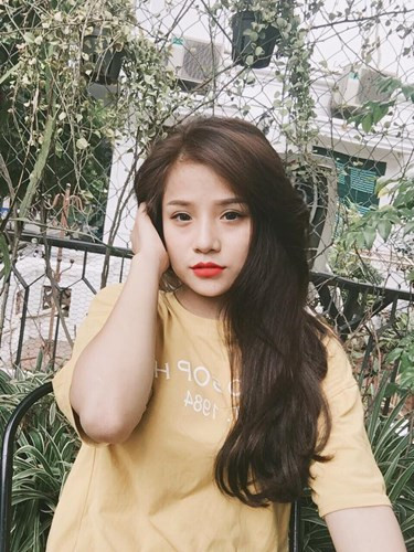 Ngoài ra Võ Thương sinh năm 1992 cũng có phần nổi tiếng hơn cô bạn cùng nhóm mình một chút bởi trước clip cover "Anh cứ đi đi". Cô bạn từng được nhiều dân mạng chú ý, khen ngợi khi đảm nhận vai diễn cháu gái xinh đẹp trong clip bà ngoại gần 100 tuổi hiến kế cho cháu gái lấy chồng. Ảnh trong bài: Facebook nhân vật.