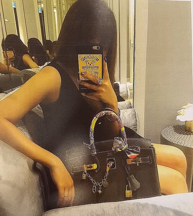 Được biết, Lee đã sống ở Australia được 5 năm cùng với bạn trai của mình tại Rhodes ở phía tây bắc của Sydney. Tiếp nhận số tiền khổng lồ trong tài khoản của mình, Lee đã thẳng tay tiêu pha, mua sắm thả ga. Khi được tòa án hỏi về lý do hành động như vậy, Lee đã thản nhiên nói rằng cô không biết đó là do ngân hàng chuyển nhầm tiền mà chỉ nghĩ đó là tiền bố mẹ chủ đích chuyển cho cô để phục vụ sinh sống, học tập ở nước ngoài.