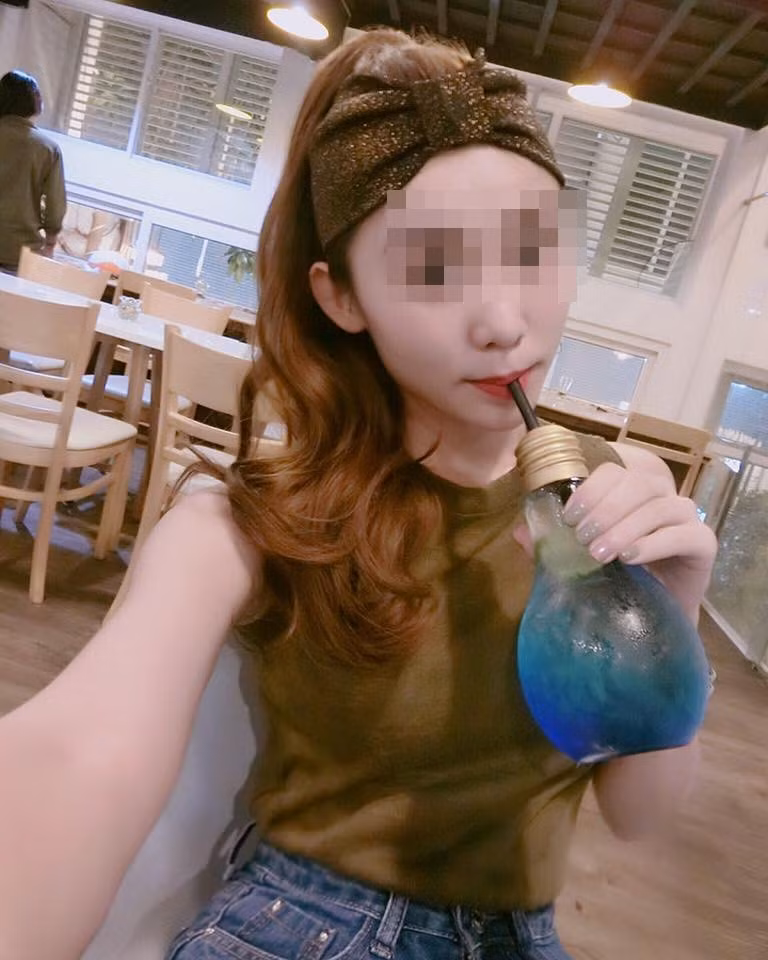 Trở thành nhân vật bị nhiều dân mạng "soi" kỹ càng, Huỳnh Minh Th. từng khóa trang cá nhân, khóa hết các hình ảnh của mình nhưng sau đó vài ngày cô lại mở lại. Được biết Th. đang làm công việc kinh doanh, buôn bán nhỏ lẻ thông qua mạng xã hội. Bạn trai cô, anh L. cũng phụ giúp cho Th. rất nhiều trong công việc buôn bán. Th. sở hữu khá nhiều hình ảnh khoe vẻ xinh đẹp, sành điệu và có phần hơi "ảo" trên mạng xã hội nên cũng tạo không ít sự phản cảm đối với một bộ phận dân mạng.