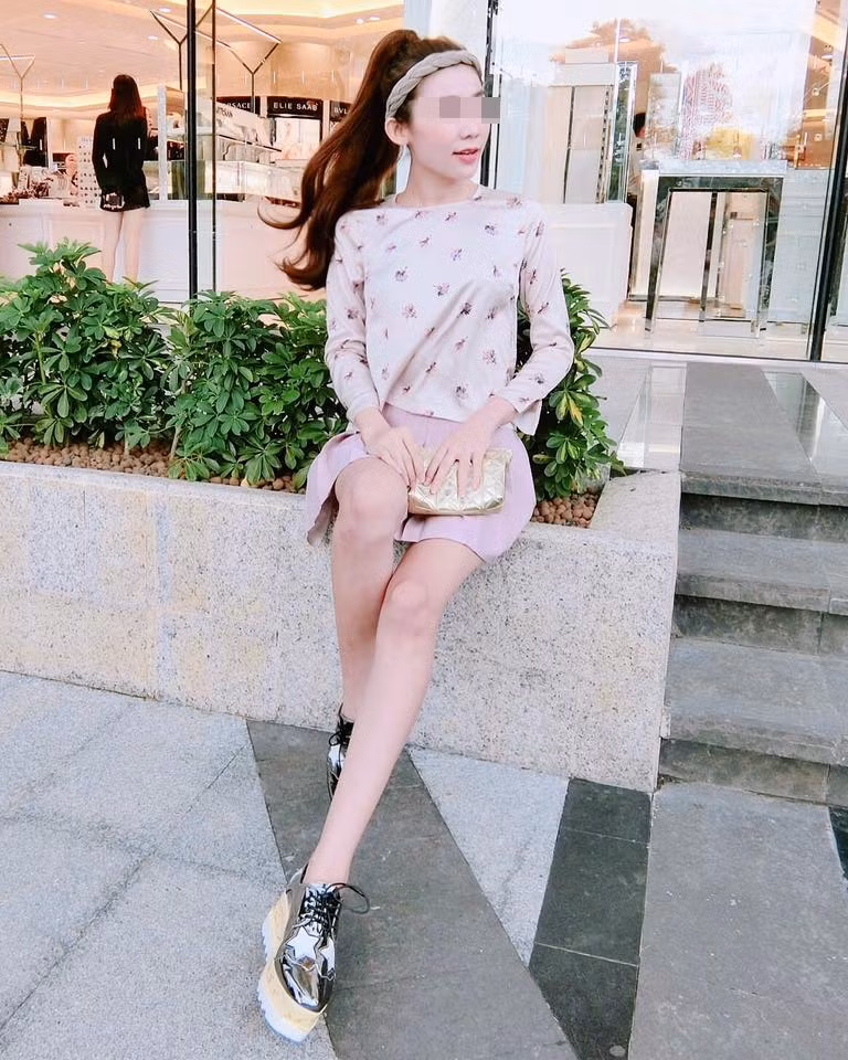 Mặt khác ông D., bố của L. cùng vợ của ông vốn là những nhà giáo lâu năm, họ được cho là người rất hiểu chuyện và "hành động đều có lý do chính đáng". Rất nhiều học sinh cũ của ông D. đã lên tiếng bênh vực thầy giáo, cô giáo cũ của mình khi ông, bà đưa ra quyết định không cho L. đến kết hôn với Th. bởi dù chưa có bằng chứng rõ ràng nhưng cô gái trẻ này vẫn bị cho thực sự có rất nhiều điểm không ổn, dễ làm ảnh hưởng đến cuộc sống, hạnh phúc gia đình sau này. Ảnh trong bài: Facebook nhân vật.