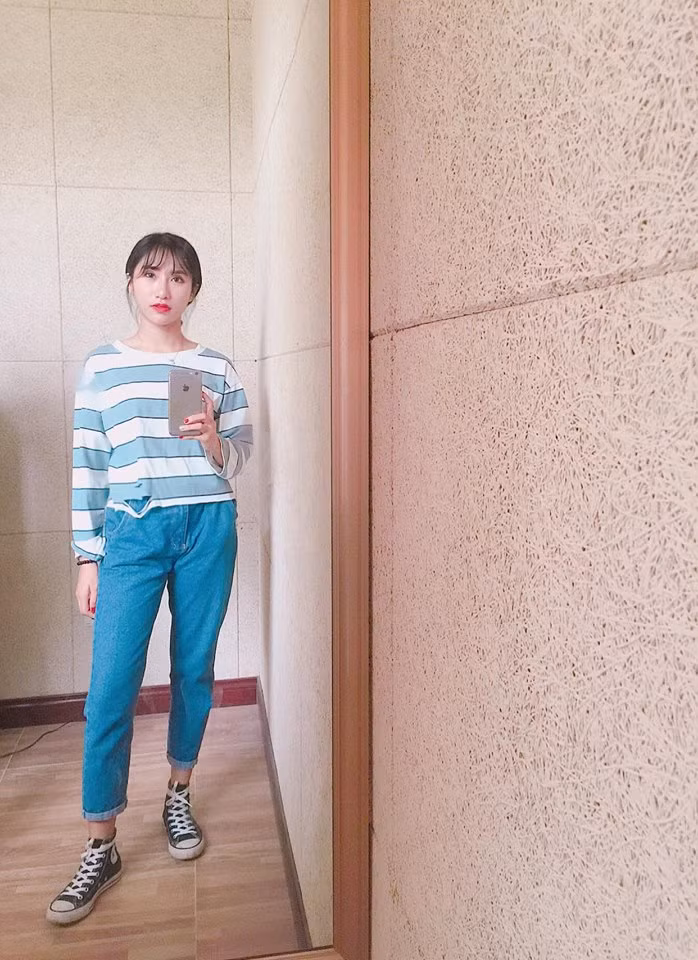 Về các tình tiết trong đoạn clip, Quỳnh Trang tiết lộ chúng đều hoàn toàn là sự thật, không có sự sắp đặt nào cả. Bạn trai của Trang hôm đó đi bán điện thoại, sau đó mang tiền về và góp thêm một phần để cho cô đổi điện thoại mới, vốn có tính cách ưa đùa dai nên anh này đã nghĩ ra trò trêu chọc Quỳnh Trang để ghi lại những phản ứng buồn cười của cô. Quỳnh Trang cũng hiểu tính của bạn trai từ lâu nên không tức giận hay buồn bã trước hành động ném tiền.