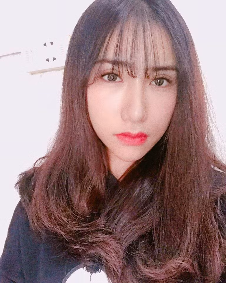 Những lời phán xét, bình luận có phần chủ quan của dân mạng đã ít nhiều ảnh hưởng đến cuộc sống, suy nghĩ của Quỳnh Trang trong vài ngày qua. Và khi đã giải thích rõ sự việc đằng sau đoạn clip vừa qua, Quỳnh Trang mong muốn dân mạng hãy xem đoạn clip đó đơn thuần để giải trí và giảm bớt mức độ "soi" về cuộc sống cũng như phán xét về chuyện tình cảm của hai người. Phản ứng như vậy nhưng trước sự quan tâm bất ngờ của nhiều dân mạng Quỳnh Trang cũng cảm thấy có chút vui vẻ, thú vị.