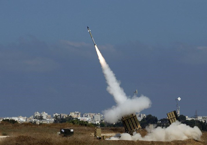 Điểm đặc biệt của Iron Dome nằm ở chỗ tổ hợp vũ khí này có thể tính toán ra điểm rơi của tên lửa mục tiêu. Nếu tên lửa đối phương không hướng vào các khu dân cư, Iron Dome sẽ không kích hoạt tên lửa đánh chặn.