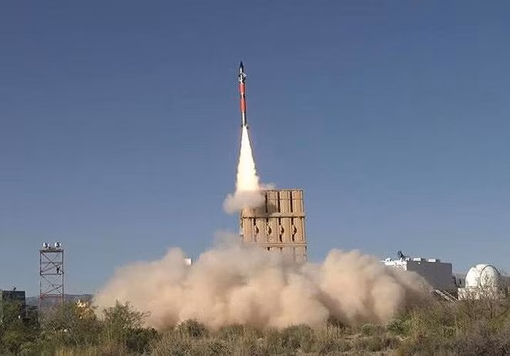 Mới đây tập đoàn Rafael đã giới thiệu phiên bản Iron Dome Block 2 với radar theo dõi và dẫn bắn mạnh hơn do công ty Elta Systems (một chi nhánh của tập đoàn IAI) phát triển.