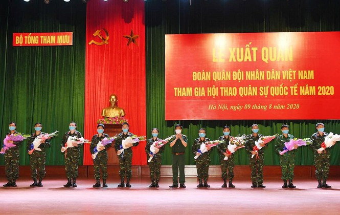 Việt Nam sau kỳ Hội thao quân sự Quốc tế Army Games 2019 thành công vang dội với nhiều thành tích cao, năm nay Quân đội ta tiếp tục cử đoàn tham gia đồng thời gửi các đội ở những nội dung mới như Pháo binh, Chó nghiệp vụ,… Ảnh: Trung tướng Nguyễn Văn Nghĩa (Phó tổng Tham mưu trưởng QĐND Việt Nam, Trưởng ban chỉ đạo hội thao Bộ Quốc phòng) tặng hoa cho các đội tuyển QĐND Việt Nam tham gia Army Games 2020. Ảnh: QĐND