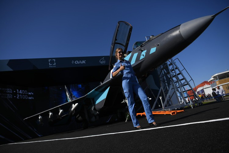 Tiếp đà thắng lợi, Tổng giám đốc tổ hợp MiG thuộc tập đoàn chế tạo máy bay Thống Nhất - ông Ilya Tarasenko thông báo, lực lượng không quân - vũ trụ Nga đã chính thức được bàn giao 2 tiêm kích đa năng MiG-35 đầu tiên.