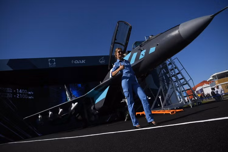 Tiếp đà thắng lợi, Tổng giám đốc tổ hợp MiG thuộc tập đoàn chế tạo máy bay Thống Nhất - ông Ilya Tarasenko thông báo, lực lượng không quân - vũ trụ Nga đã chính thức được bàn giao 2 tiêm kích đa năng MiG-35 đầu tiên.