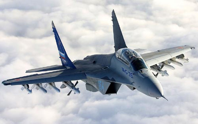 "Thay vì đổi các tiêm kích lỗi thời để lấy những chiếc MiG-35 hạng nhẹ mới, một số phi đội đã chuyển sang loại 'nặng ký' hơn, chẳng hạn như Su-30SM và Su-35 từ tập đoàn Sukhoi", trang Voennoye Obozreniye thông báo.