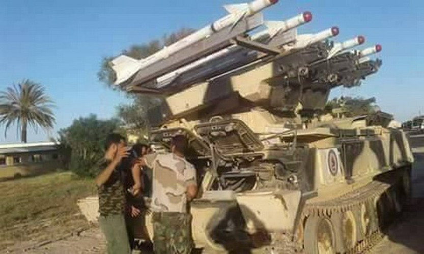 Hãng tin Al Masdar News vừa đăng tải một số hình ảnh đáng chú ý, đó là một tổ hợp SA-6 của LNA đã tiến hành thay thế tên lửa 3M9 bằng loại K-13, đây vốn là tên lửa không đối không tầm ngắn trang bị cho máy bay chiến đấu.