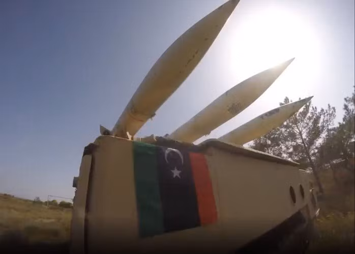 Tên lửa 3M9 sử dụng hệ dẫn đường radar bán chủ động và có các biến thể nâng cấp 3M9M1, 3M9M3 và 3M9M4, nó tỏ ra đặc biệt hiệu quả mặc dù tuổi đời đã khá cao.