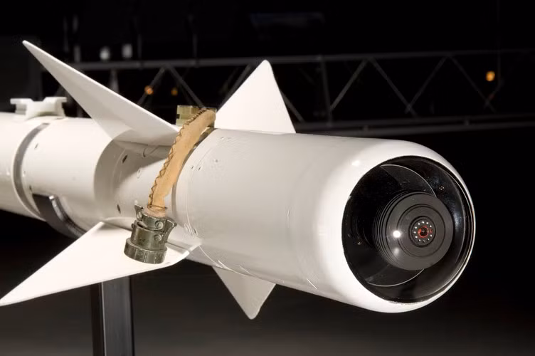 Ý tưởng hoán cải tên lửa không đối không cho mục đích phòng không có lẽ được LNA tham khảo từ kinh nghiệm của Houthi, khi lực lượng vũ trang Yemen cũng sử dụng tên lửa R-13, R-27T để phóng từ mặt đất.