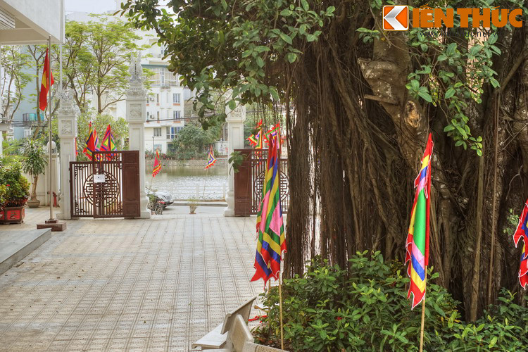 Nhân dân vùng này lập đền thờ chàng ở chỗ 7 cây gạo nơi chàng “hiển linh” tức đình Nhật Tân, lại lập một đền nữa ở trên chính nền nhà cũ nơi chàng về trời tức là đình An Trí trên phố Trúc Bạch ngày nay.